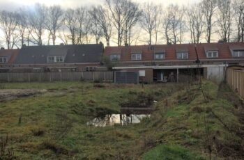 De kloosterhof voor aanvang van het werk